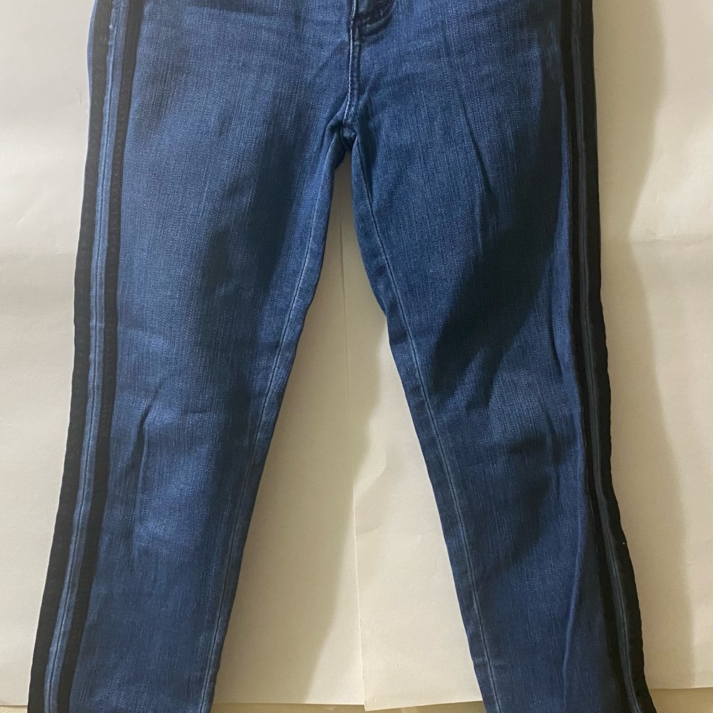 Ann Taylor blue jean skinny fit. Smoke free home ready to ship. Good condition.